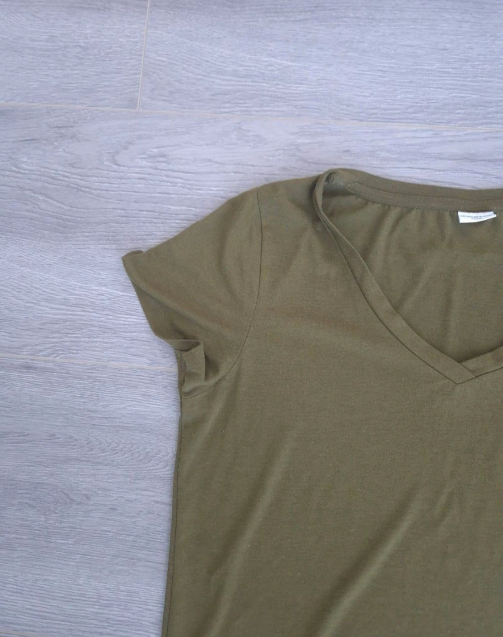 Jacqueline de Yong T-shirt vert clair col V (Taille M) – Haut basique kaki – photo 2